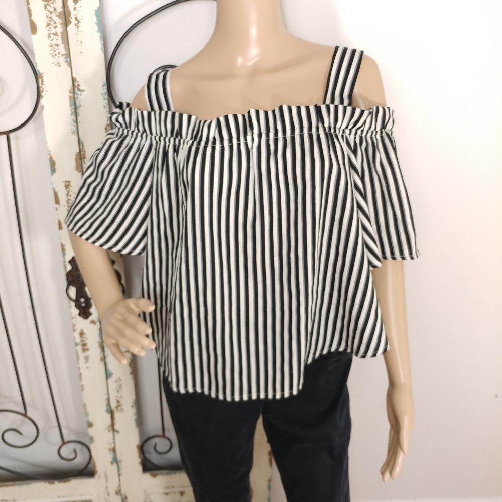 Striped cold shoulder top size medium NWT